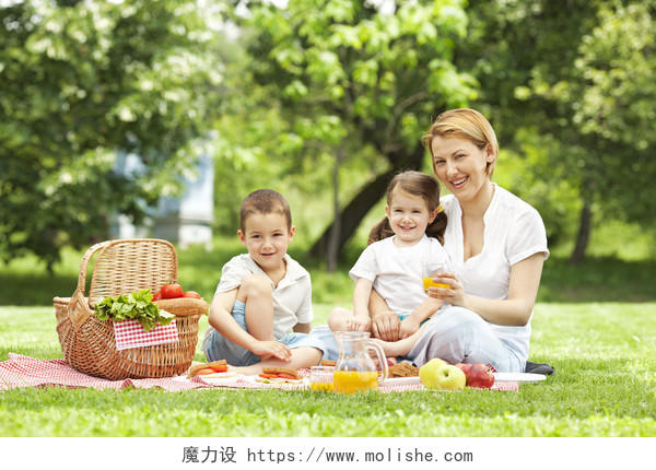 母亲与她的孩子们野餐